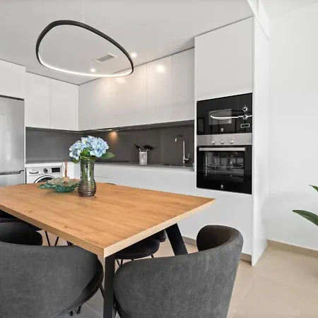 Ultimate - Modern Comfort And Views In Oceana Gardens, *