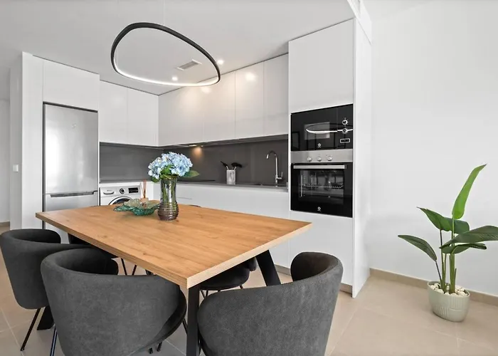 Ultimate - Modern Comfort And Views In Oceana Gardens, *